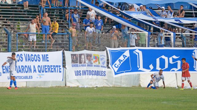Enojo. Varios hinchas sala&iacute;tos insultaron e intentaron agredir a los jugadores al final.&nbsp;