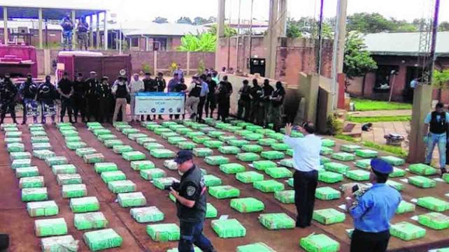 Secuestraron 4 mil kilos de marihuana luego que el camión quedara empantanado