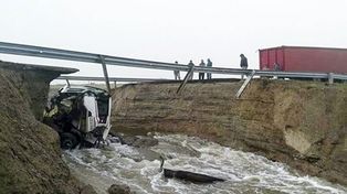 Comodoro Rivadavia está aislada por la caída de un puente en la ruta 3