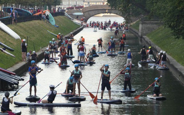 Decenas de aficionados al paddle surf conducen sus tablas de SUP en el centro de San Petersburgo, Rusia. Las personas pueden usar botes de remos y tablas de SUP en los ríos y canales de San Petersburgo, en horarios que no naveguen barcos a motor.