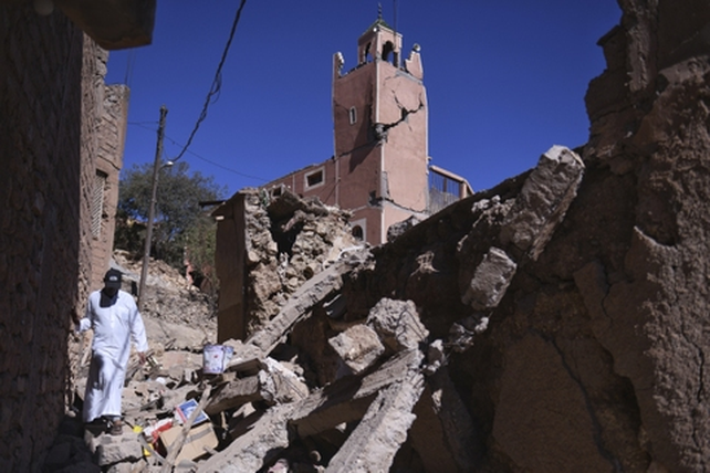 Gruesos muros de adobe derrumbados en torno al minarete de una mezquita en el centro de Marrakech