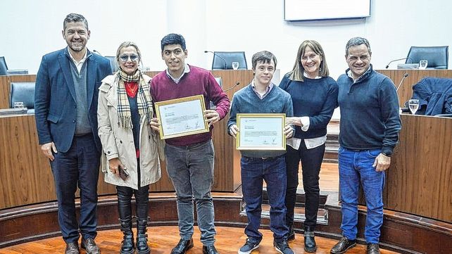 Mariano Oliva y Tomás Carlen con sus reconocimientos juntos a familiares y a los concejales Mastropaolo y González.
