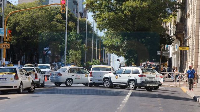 Taxistas de Paraná cortan calles para poder aumentar tarifa