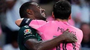 Viral: el abrazo inesperado que le dio un jugador colombiano a Lionel Messi en pleno partido