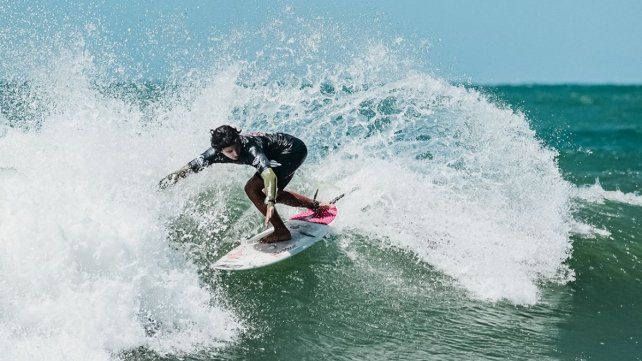 Facundo Ruggiero hizo historia en el surf argentino: fue el primero en ganar tres categorías del Young Guns.