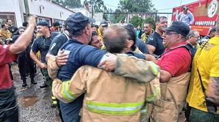 Videos-Incendios: la alegría de los bomberos tras la llegada de las lluvias