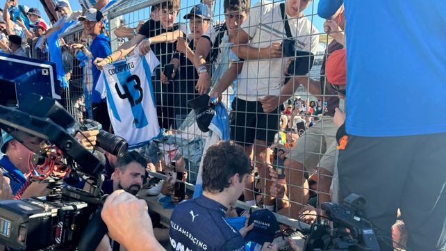 Franco Colapinto en medio de los fanáticos argentinos