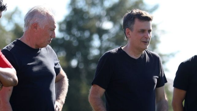 Roberto Sensini junto al presidente de Newells