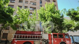 Sofocaron un incendio en un edificio de Barrio Roma