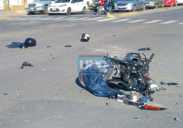 Un motociclista sufrió importantes heridas en la cara al chocar con un auto