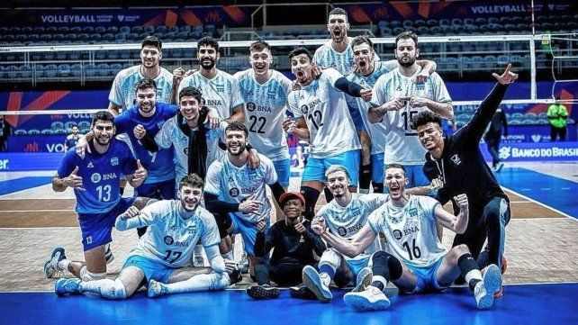 La selección argentina masculina de vóley recibe a Serbia en Rosario.