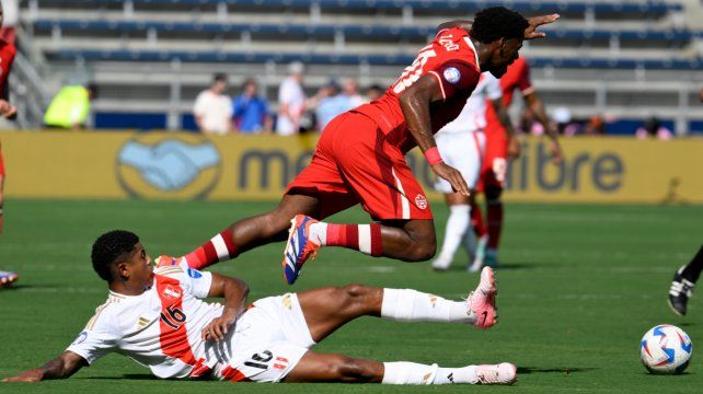 Jonathan David, autor del gol del triunfo de Canadá ante Perú, vuela ante la falta de Cartagena.