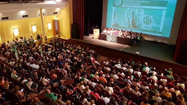 Los delegados de ATE votan este mediodía la propuesta de aumento de un 15 por ciento y cláusula gatillo.