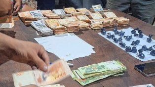 Dinero en efectivo y envoltorios de estupefacientes fueron encontrados en los allanamientos.