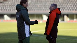 El Colorado Facundo Sava, DT de Sarmiento, dialoga con Frank Kudelka, conductor de Newells, antes del amistoso.
