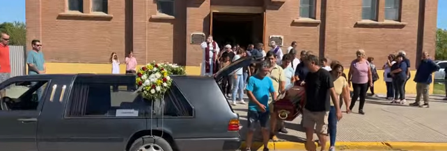 El cortejo fúnebre arrancó en la iglesia de San Cristóbal y desplazó hasta el Cementerio Municipal