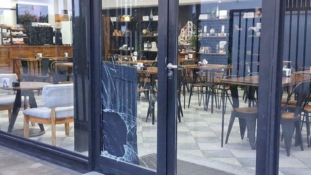 Rompieron el vidrio del frente de un comercio y robaron en pleno macrocentro santafesino