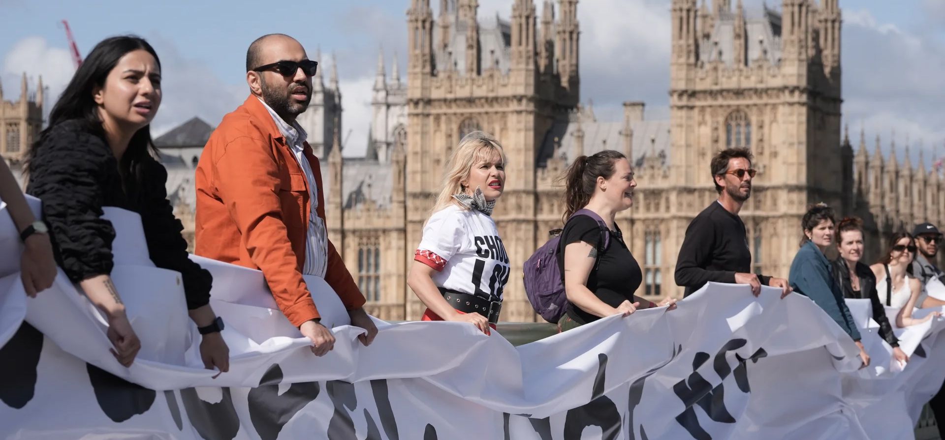 Paloma Faith se une a los activistas de Choose Love que desvelan una pancarta en el puente de Westminster con un mensaje de un niño palestino, que dice: Paloma Faith se une a los activistas de Choose Love que desvelan una pancarta en el puente de Westminster con un mensaje de un niño palestino, que dice: