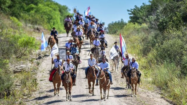 Recorrieron los caminos de tierra hasta llegar al arroyo.&nbsp;