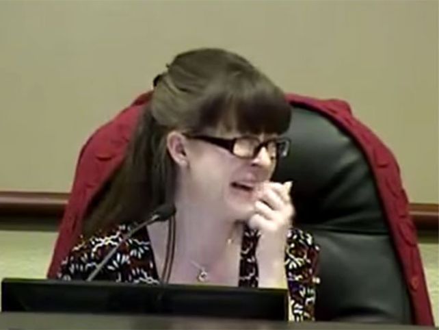 Un político fue al baño y olvidó que tenía el micrófono prendido