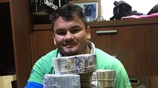 El Chino Maidana se fotografió con pilas de dólares