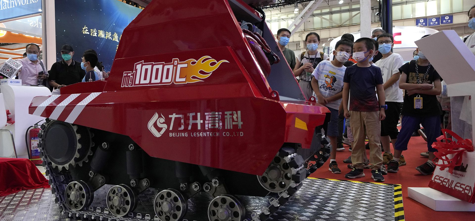 Visitantes observan un robot de extinción de incendios que afirma ser capaz de operar a una temperatura de 1000 grados centígrados durante la Conferencia Mundial de Robots en el Centro Internacional de Conferencias y Exposiciones de Yichuang en Beijing, el viernes 19 de agosto de 2022.