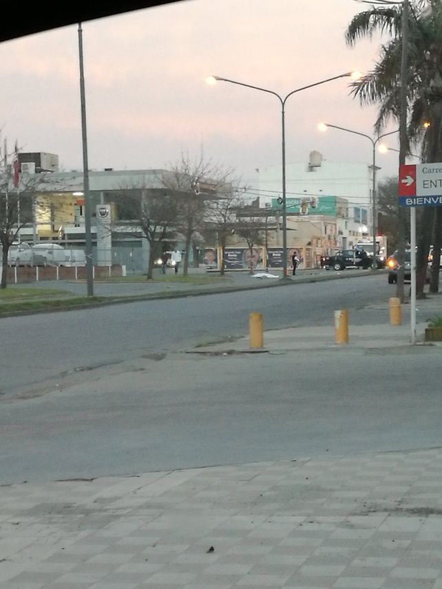 Un muerto y dos heridos en un múltiple choque de autos en 27 de Febrero y Necochea