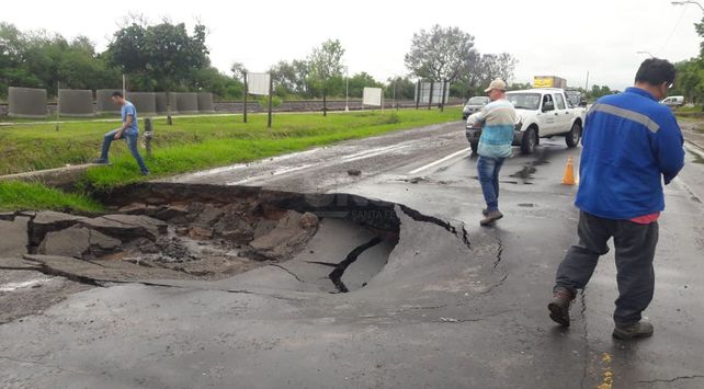 Sauce Viejo: por un socavón desvían el tránsito en la ruta Nº 11