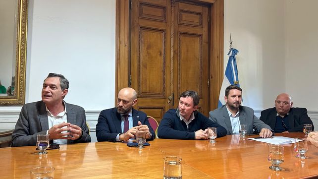 Se firmó el contrato de obra de gas natural para localidades de los departamentos San Martín y Belgrano