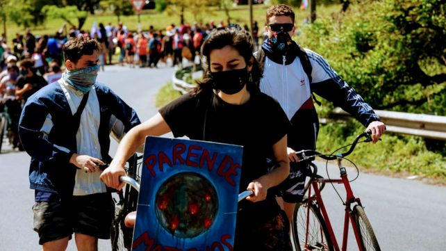 La Multisectorial Humedales marcha y planta árboles por el Día de la Ecología
