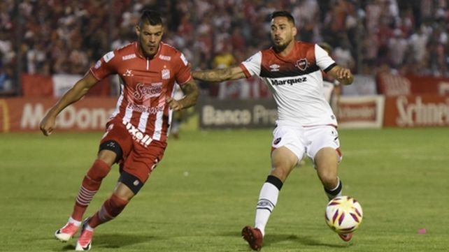 Luna tucumana. En la victoria 3 a 0 ante San Martín de Tucumán el Polaco anotó dos tantos y renovó la confianza en el DT.