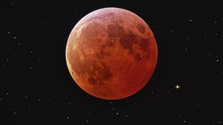 Asoma la luna de sangre, otro fenómeno natural espectacular