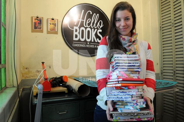 Hace dos años Alejandra Sáez hizo un curso de restauración de libros antiguos. Aplicó ese saber para fabricar sus propias libretas