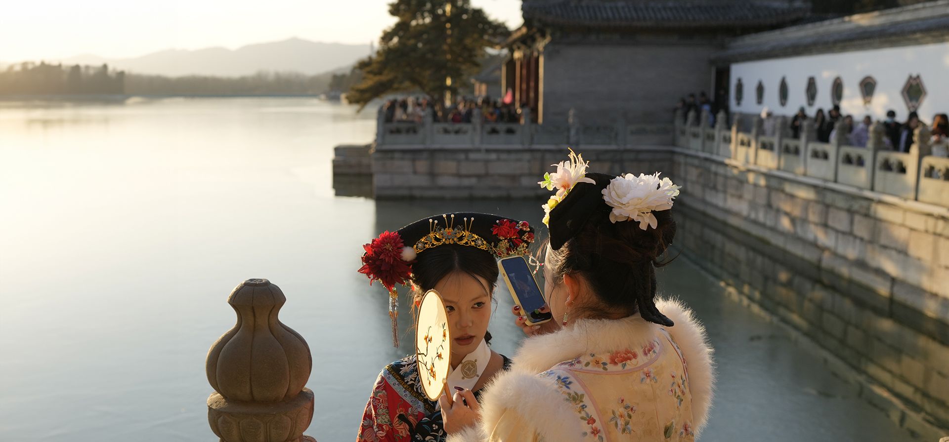 Una madre retrata a su hija con el teléfono móvil frente al Palacio de Verano en Beijing, China, el lunes 13 de enero de 2025. (Foto AP/Aaron Favila) Una madre retrata a su hija con el teléfono móvil frente al Palacio de Verano en Beijing, China, el lunes 13 de enero de 2025. (Foto AP/Aaron Favila)