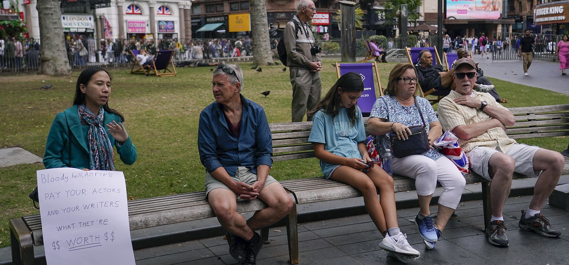 Manifestantes sostienen pancartas mientras participan en una protesta del sindicato de actores del Reino Unido Equity, en apoyo de la huelga SAG-AFTRA el viernes 21 de julio de 2023 en Londres. (Alberto Pezzali/Invisión/AP) Manifestantes sostienen pancartas mientras participan en una protesta del sindicato de actores del Reino Unido Equity, en apoyo de la huelga SAG-AFTRA el viernes 21 de julio de 2023 en Londres. (Alberto Pezzali/Invisión/AP)