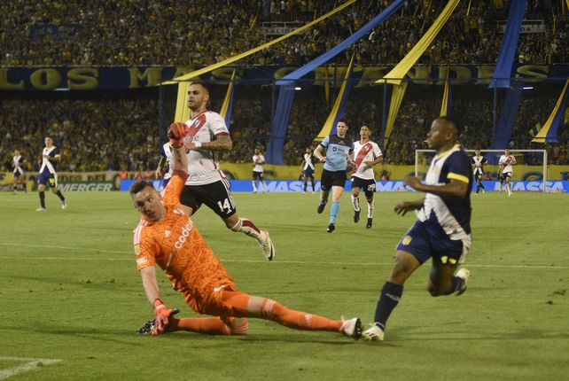 Jaminton Campaz metió una definición exquisita ante la salida de Armani. Con Russo como DT, fue triunfo de Central por 3-1.