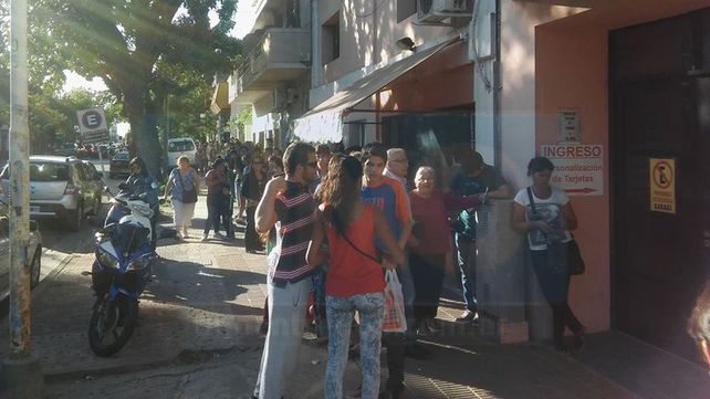 Largas colas de usuarios a la espera de turnos para solicitar el boleto estudiantil gratuito