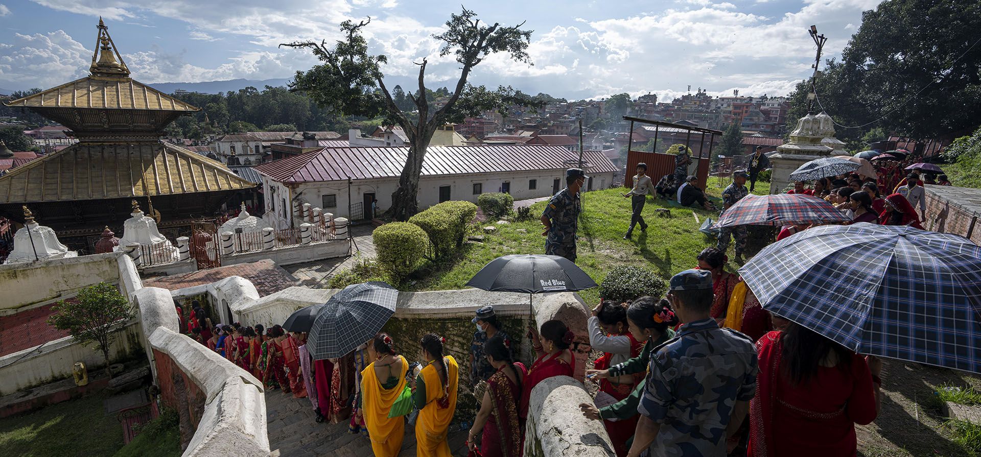 Mujeres nepaleses hacen fila para ofrecer oraciones en el templo Pashupatinath durante las celebraciones del festival Teej en Katmandú, Nepal, el viernes 6 de septiembre de 2024. (Foto AP/Niranjan Shrestha) Mujeres nepaleses hacen fila para ofrecer oraciones en el templo Pashupatinath durante las celebraciones del festival Teej en Katmandú, Nepal, el viernes 6 de septiembre de 2024. (Foto AP/Niranjan Shrestha)