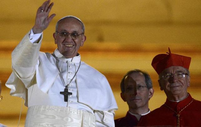 Primer saludo. Bergoglio sale al balcón de la plaza de San Pedro para