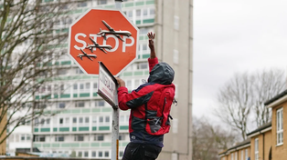 Uno de los ladrones arranca la señal de Stop con tres drones que Bansky había isntalado poco antes.&nbsp;