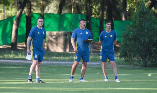 Jorge Almirón y su cuerpo técnico esperan que Central dé un nuevo paso en firme, esta vez en cancha de Banfield.