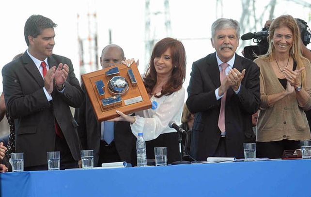La presidenta Cristina Fernández exhibe la maqueta de la central nuclear Néstor Kirchner (Atucha II). (Foto: Télam)