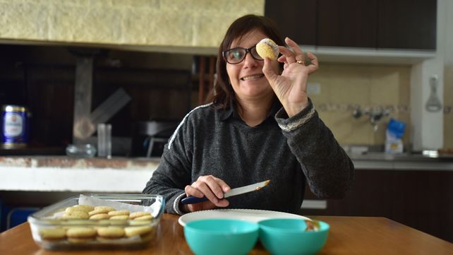 Ayelén Morales cocina un clásico de todos los cumpleaños