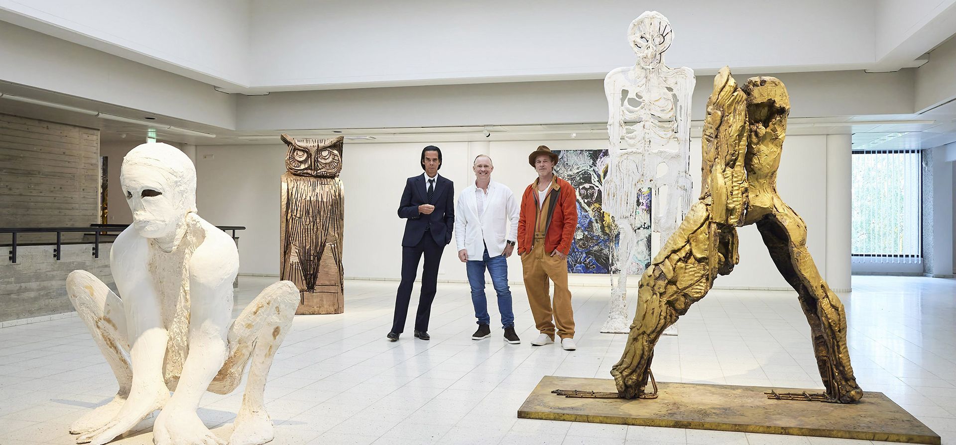 En esta foto proporcionada por el Museo de Arte Sara Hilden, el artista británico Thomas Houseago, en el centro, posa con el actor estadounidense Brad Pitt, y el músico australiano Nick Cave, antes de la inauguración de su exposición conjunta en Tampere, Finlandia, el sábado 2 de septiembre de 2019.