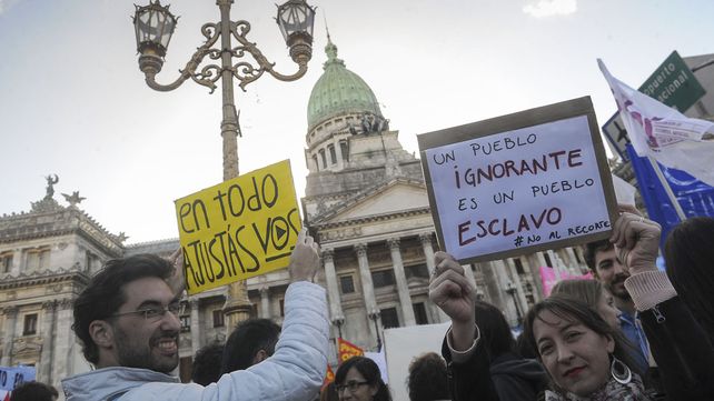 Científicos, estudiantes y docentes marcharon contra el recorte presupuestario