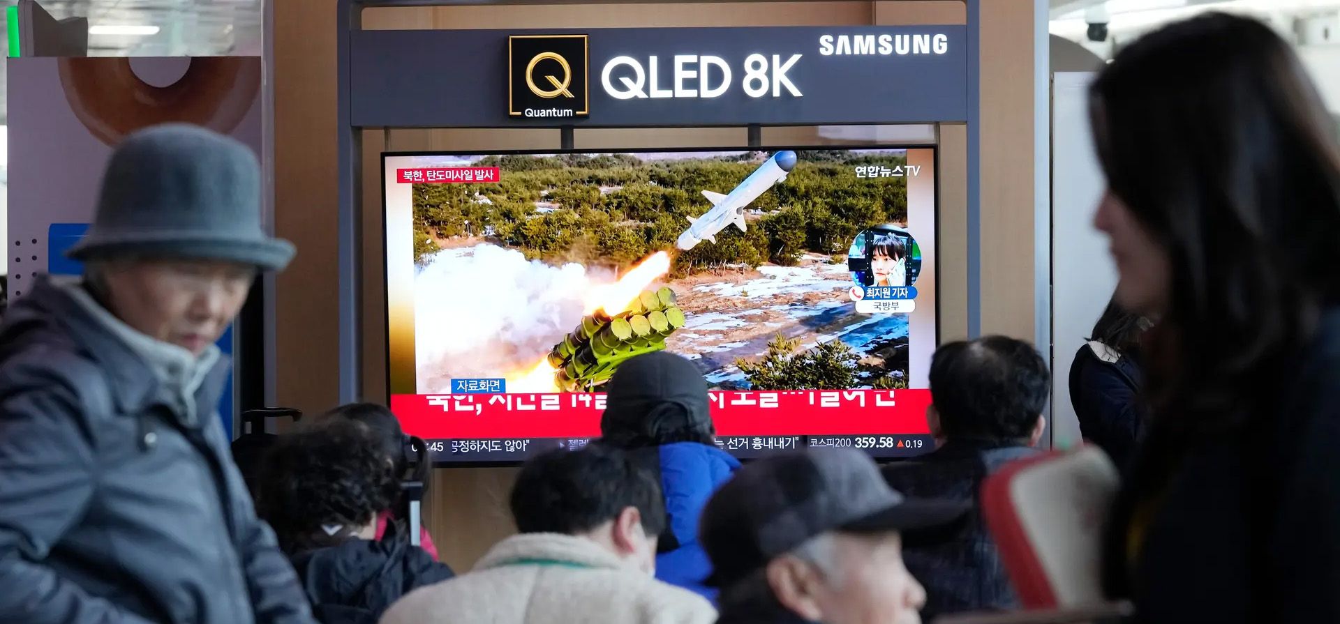 Una pantalla de televisión muestra una imagen de archivo del lanzamiento de misiles de Corea del Norte durante un programa de noticias, en la estación de tren de Seúl, Corea del Sur. Fotografía: Ahn Young-joon/AP Una pantalla de televisión muestra una imagen de archivo del lanzamiento de misiles de Corea del Norte durante un programa de noticias, en la estación de tren de Seúl, Corea del Sur. Fotografía: Ahn Young-joon/AP