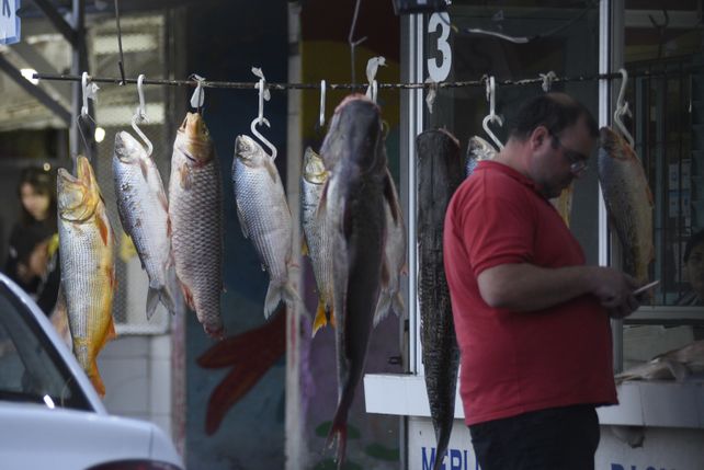 Manjar prohibido: cómo llega el dorado a la mesa de los rosarinos
