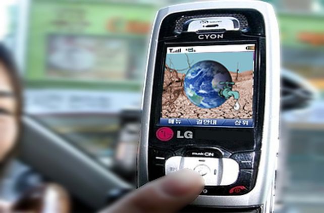 Un celular ayudar&aacute; a inmigrantes ilegales a buscar agua y les dar&aacute; poes&iacute;as