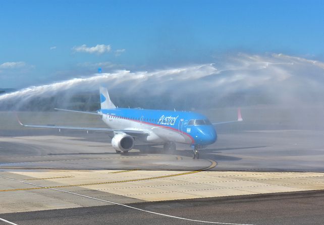 Con el tradicional bautismo de bienvenida, despegó el vuelo inaugural entre Rosario y Punta del Este