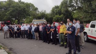Los brigadistas santafesinos posan para la foto antes de partir rumbo a Corrientes y Misiones.